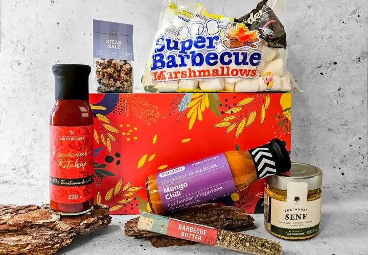Ein toller Grill Geschenkkorb selber machen: Marshmallows, Ketchup, Senf, Steak-Salz und BBQ-Butter für den perfekten Grillabend.