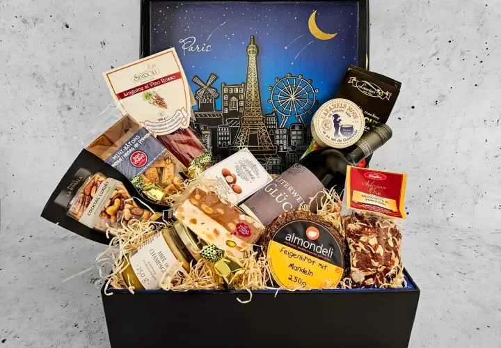 Eine liebevoll gepackte Geschenkbox mit kulinarischen Köstlichkeiten, ideal für Geburtstagsbox Ideen. Enthält Wein, Pasta, Feigenbrot, Nüsse und mehr.