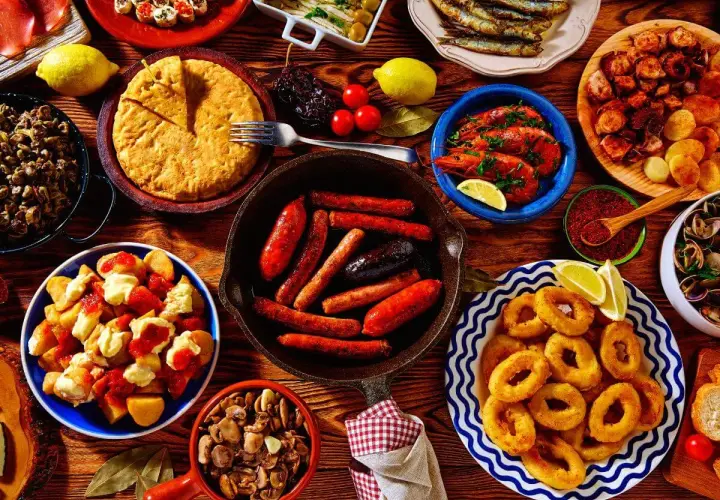 Vielfältige Tapas-Auswahl, perfekt für einen selbstgemachten Geschenkkorb: Chorizo, Garnelen, Calamari, Patatas Bravas und mehr.