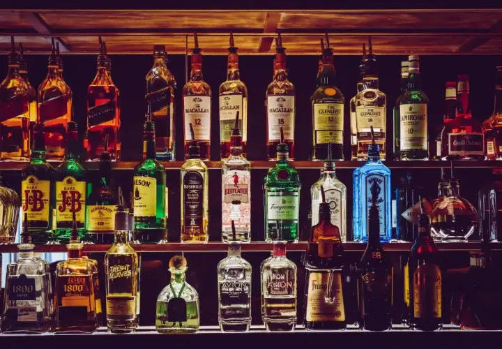 Regale voller Flaschen: Whisky, Gin und mehr. Was ist rum? Hier gibt es die Antwort in vielen Varianten.