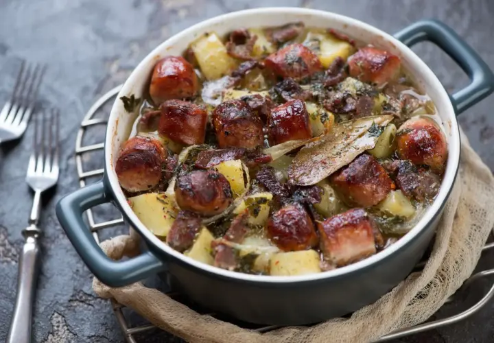 Herzhaftes irisches Abendessen: deftiger Eintopf mit Kartoffeln, Würstchen und Kräutern, bereit zum Genießen.