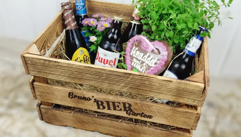 Holzkiste mit Bierflaschen, Lebkuchenherz und Kräutern. Ein Biergarten Geschenkkorb, der Freude macht. Anleitung zum Zusammenstellen ist nicht nötig, es ist ein fertiges Geschenk.