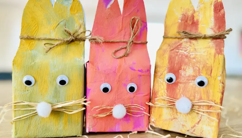 Drei bunte Osterhasen aus recycelten Materialien, perfekt für Ostergeschenke selber machen mit Kindern.