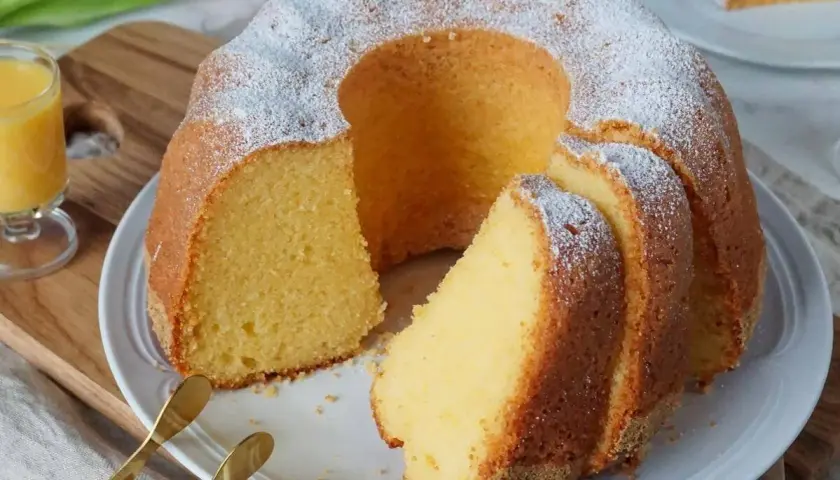 Saftiger Gugelhupf, bestäubt mit Puderzucker. Ein Stück dieses köstlichen alkohol kuchen wartet auf Sie.