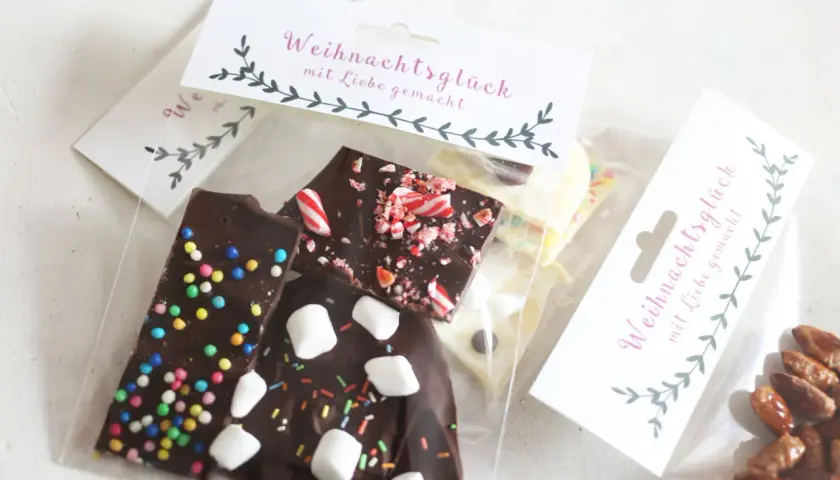 Selbstgemachte Schokolade mit Streuseln, Marshmallows und Pfefferminz, perfekt zum Schokolade per Post verschicken.