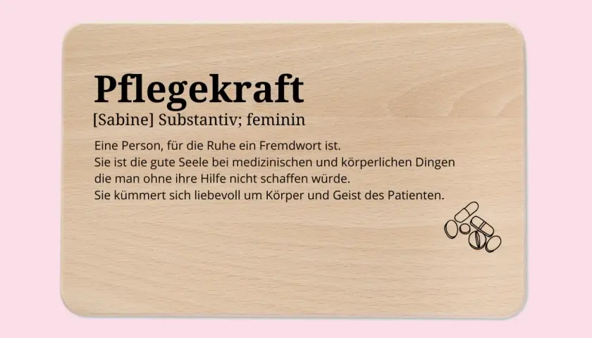 Holzbrett mit Definition von "Pflegekraft", die liebevoll um Patienten kümmert. Ein großes Dankeschön an das Pflegepersonal im Krankenhaus!