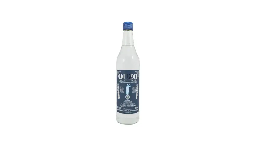Flasche Ouzo de Tyrnavos, 40% Ouzo Prozent, mit griechischen Schriftzeichen und einer Frauengestalt auf dem Etikett.