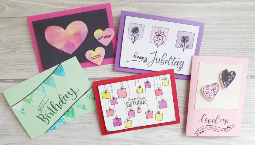 Bunte, selbstgemachte Karten mit Herzen, Geschenken und Blumen. Tolle Geschenkkarten Ideen zum Selbermachen für jeden Anlass.