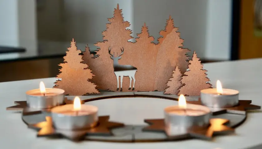 Ein **Adventskranz mit Teelichtern selber machen** ist mit diesem winterlichen Waldmotiv und dem Hirsch ein Kinderspiel.