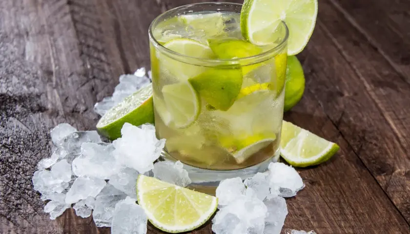 Erfrischender Caipirinha mit viel Eis und Limettenstücken. Der Caipirinha ist ein beliebter Caipirinha alkohol.