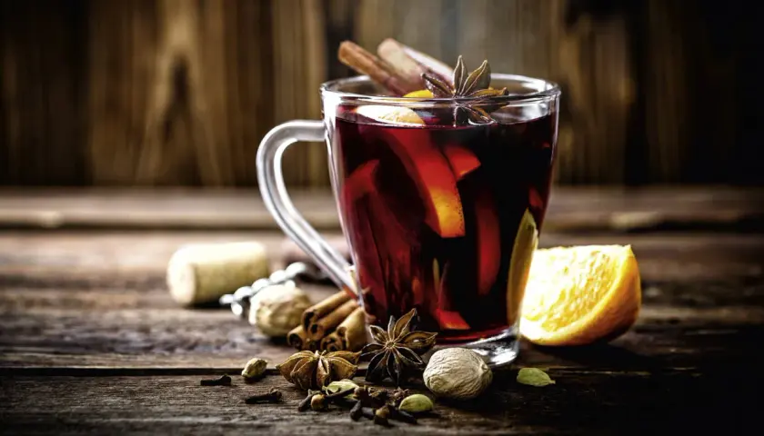 Glühwein, ein klassisches Getränk für kalte Tage, mit Zimt, Sternanis und Orangenscheiben. Perfekt für gemütliche Winterdrinks.