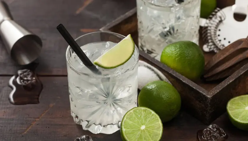 Erfrischende **white rum cocktails** mit Limette und Eis, bereit für einen tropischen Genuss.