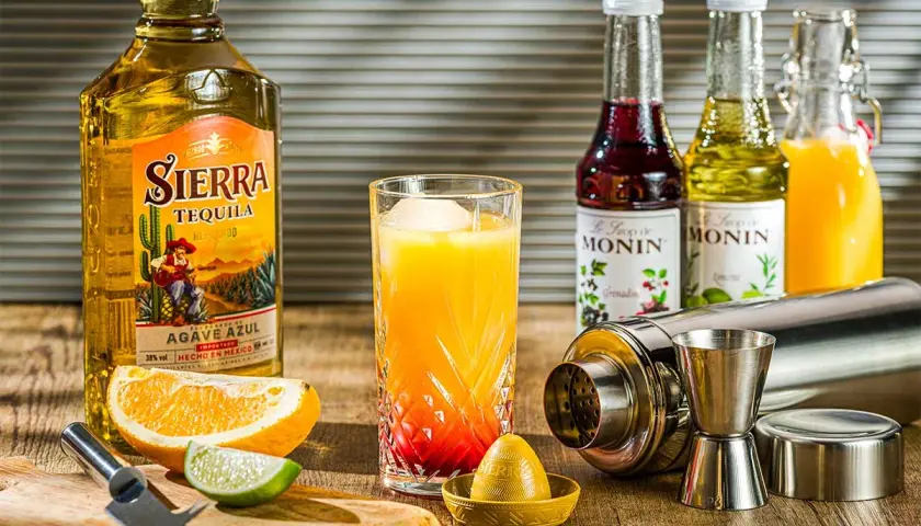 Für einen Tequila Sunrise welcher Tequila? Sierra Tequila Reposado, Orangensaft, Grenadine-Sirup und Limette sind bereit für den Drink.