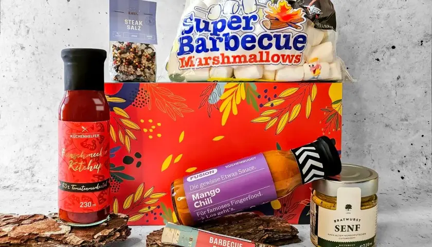 Ein toller Grill Geschenkkorb selber machen: Marshmallows, Ketchup, Senf, Steak-Salz und BBQ-Butter für den perfekten Grillabend.