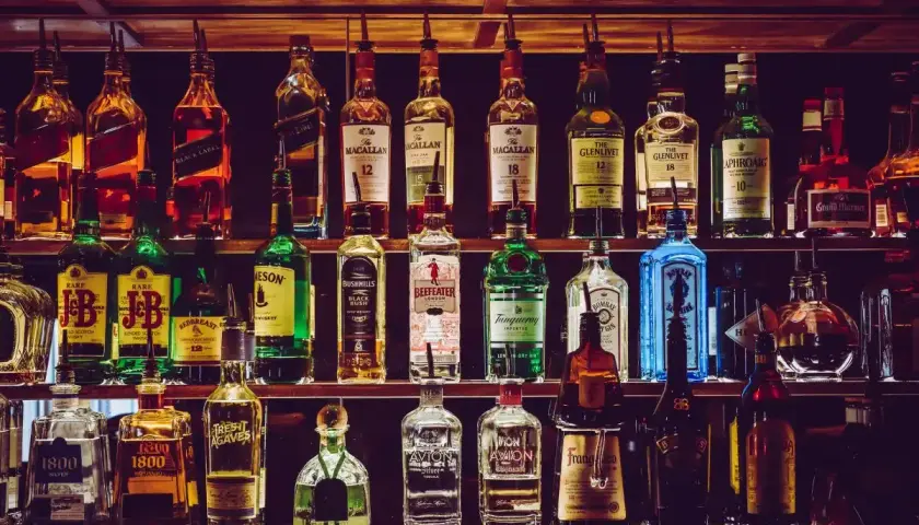 Regale voller Flaschen: Whisky, Gin und mehr. Was ist rum? Hier gibt es die Antwort in vielen Varianten.
