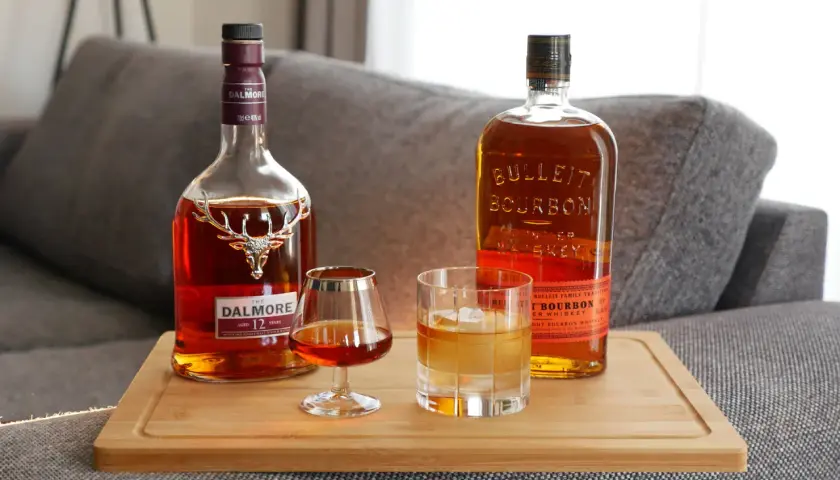 Vergleich von Scotch und Bourbon: The Dalmore Single Malt Scotch Whisky trifft auf Bulleit Bourbon.