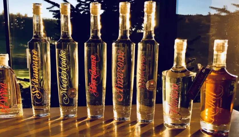 Flaschen mit verschiedenen Schnäpsen und Whisky, die die Bedeutung eines Digestifs unterstreichen.
