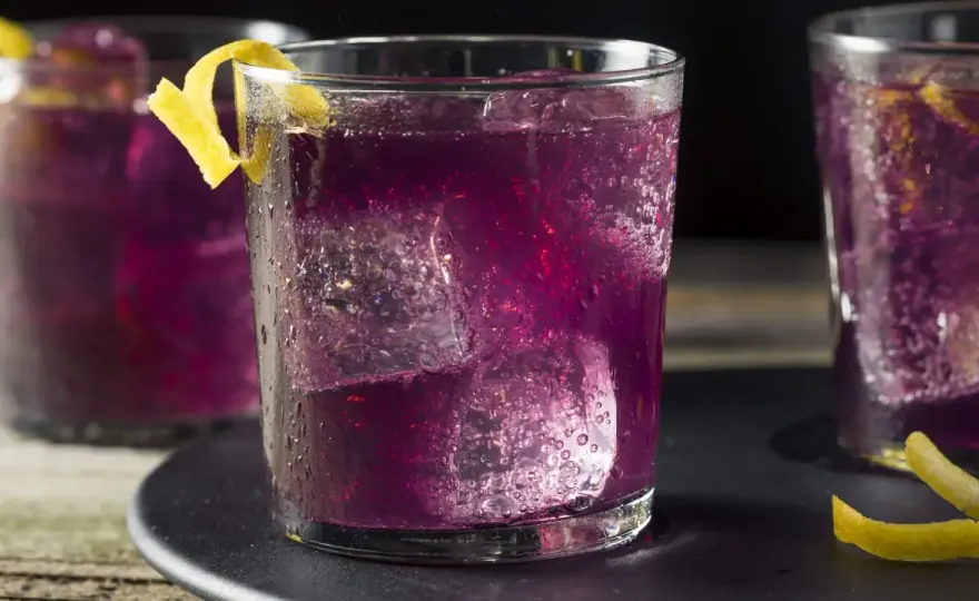 Lila Cocktails - So gelingen Farbe & Geschmack perfekt