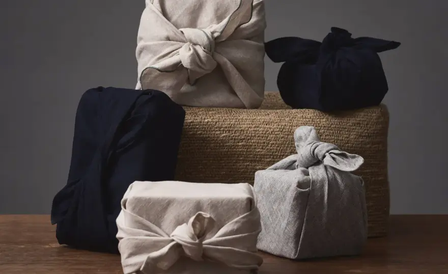 Kleidung verpacken Geschenk - Knitterfrei, stilvoll, nachhaltig