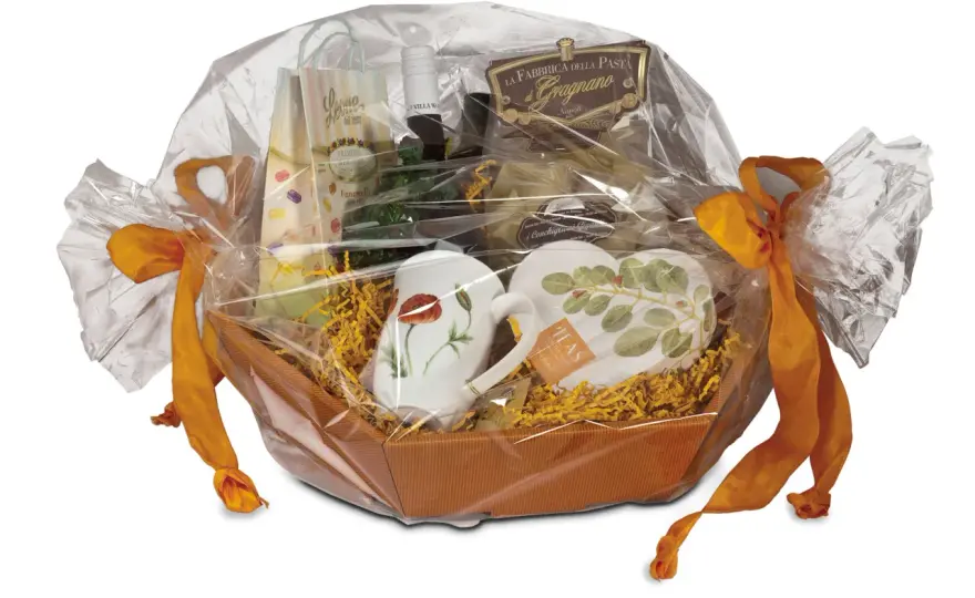 Geschenk in Folie verpacken - Schritt für Schritt zum Profi-Look