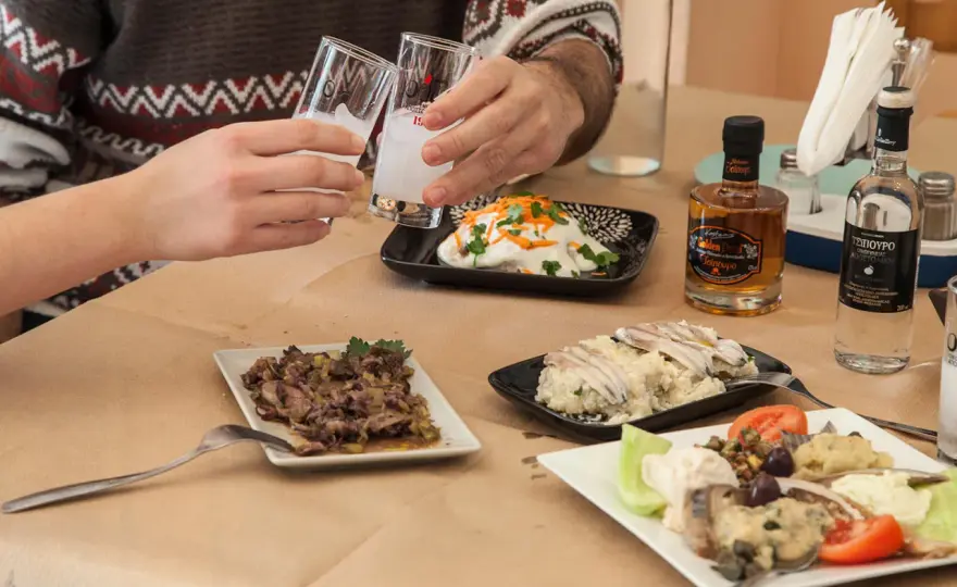 Ouzo richtig genießen - Servieren, Meze & Cocktails