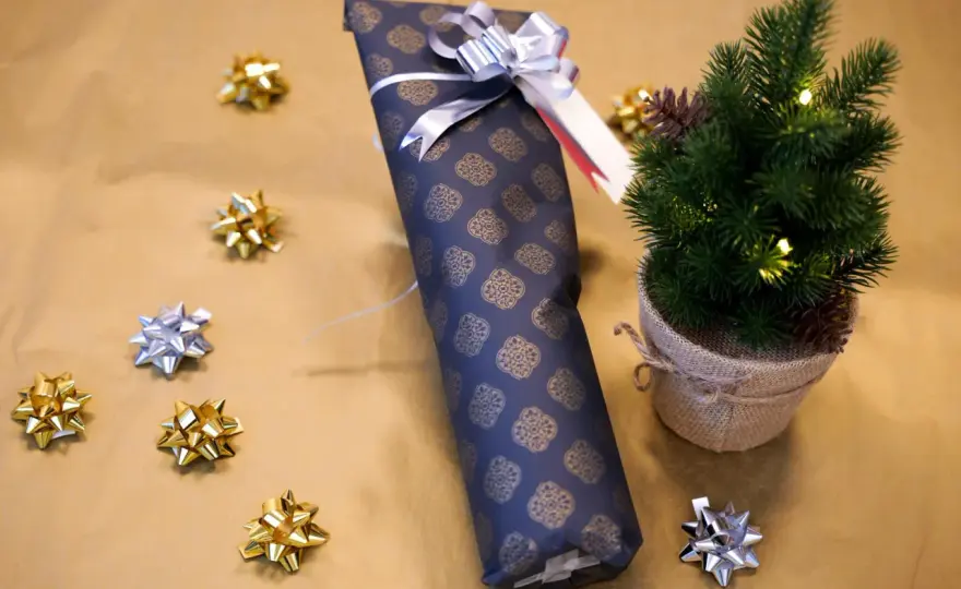 Perfekt Flaschen weihnachtlich verpacken - Nie wieder Patzer!