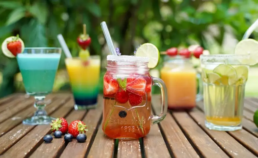 Bunte Cocktails für deine Feier - So gelingen sie wirklich