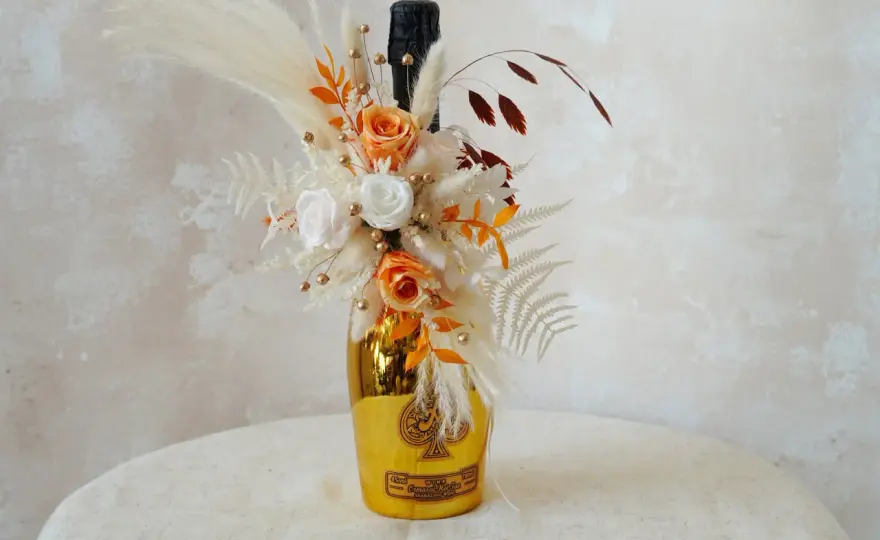 Weinflasche mit Blumen dekorieren - Persönlich & stilvoll