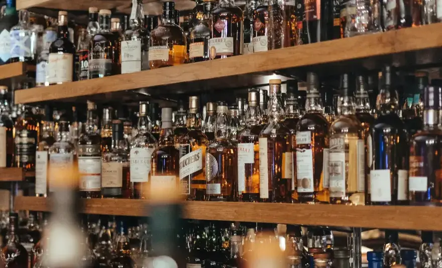 Whisky oder Whiskey? Was die Schreibweise wirklich bedeutet