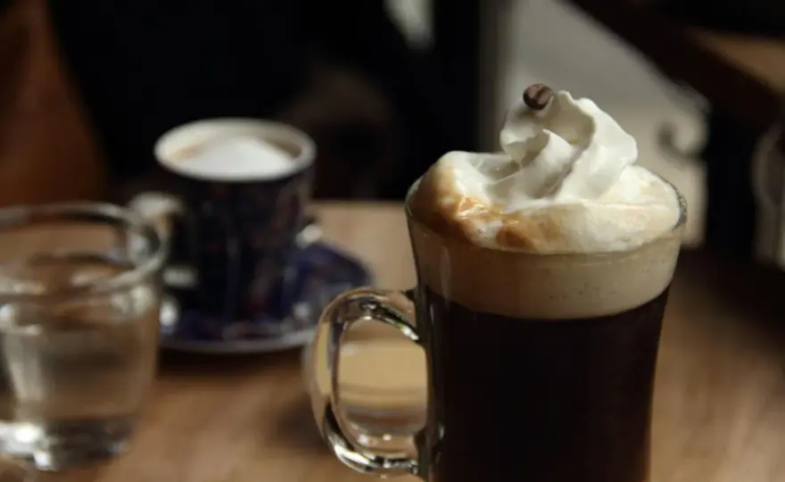 Kaffee mit Schnaps - So gelingt der perfekte Genuss