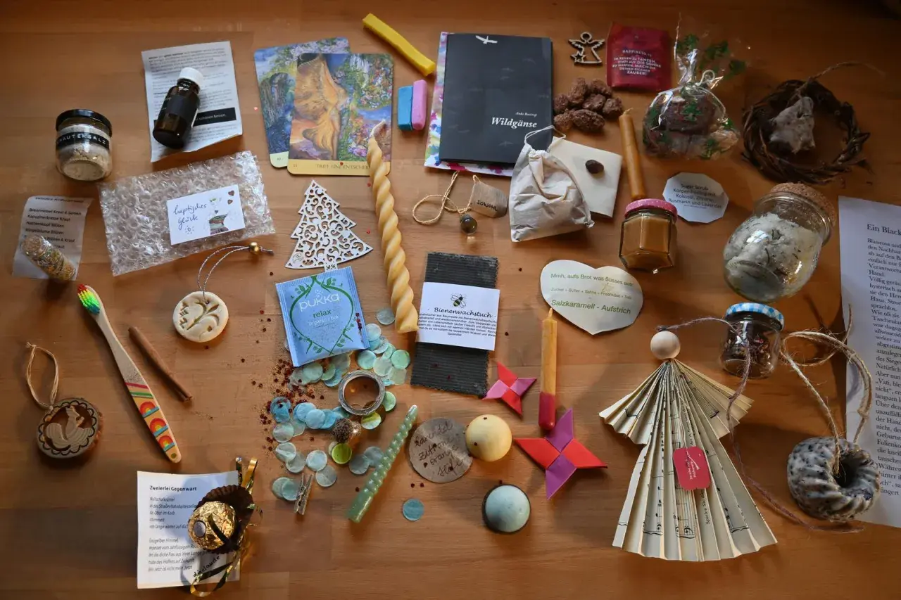 Selbstgemachte Adventskalender-Ideen für Frauen: Tee, Kerzen, Kräuter, Aufstriche und kleine Überraschungen.