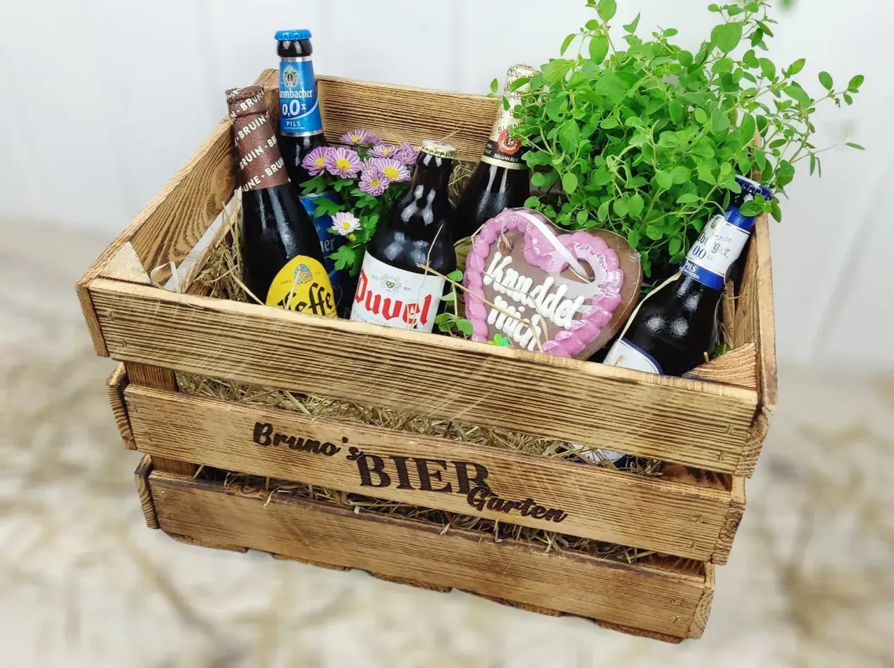 Holzkiste mit Bierflaschen, Lebkuchenherz und Kräutern. Ein Biergarten Geschenkkorb, der Freude macht. Anleitung zum Zusammenstellen ist nicht nötig, es ist ein fertiges Geschenk.
