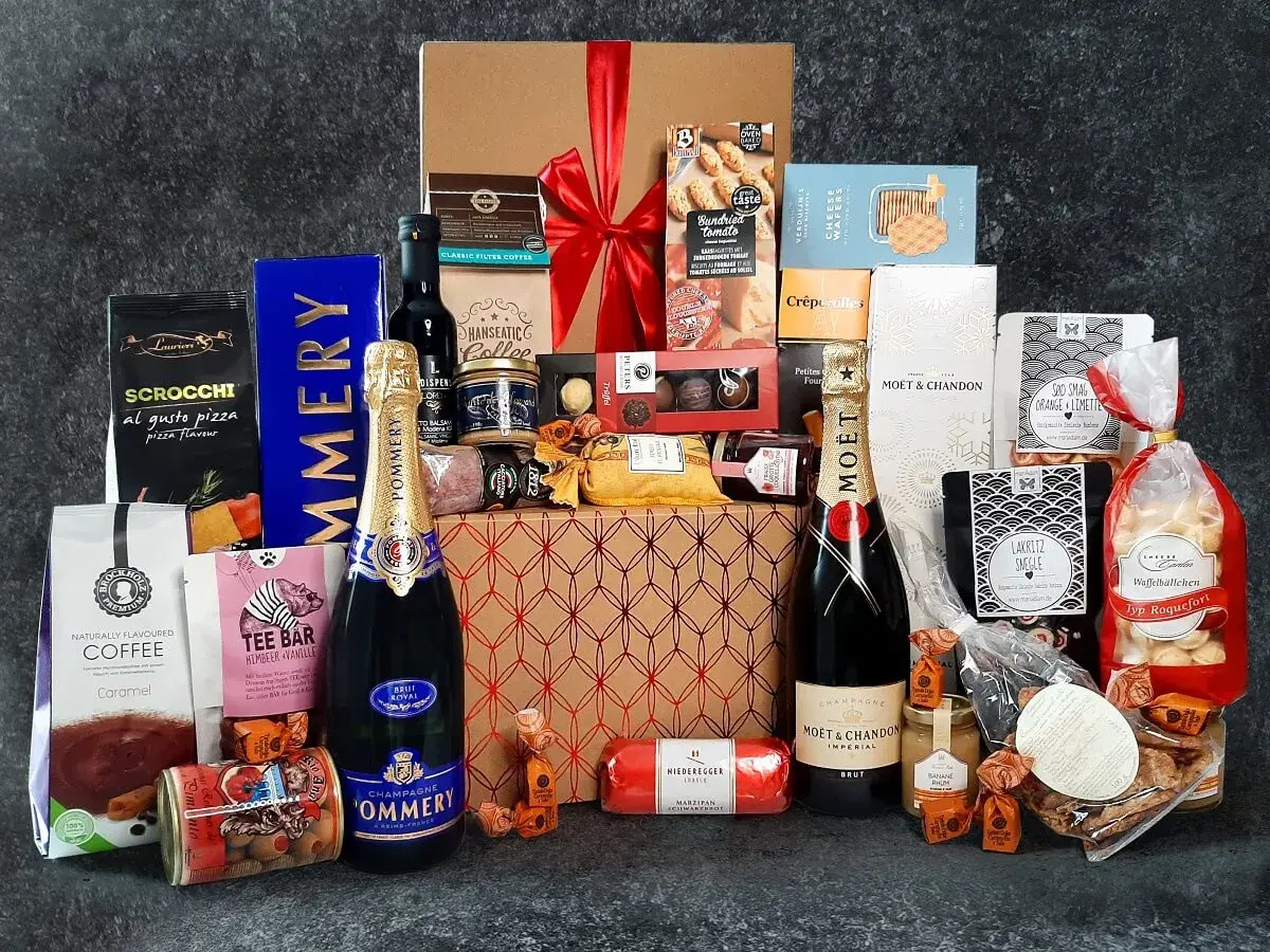 Ein üppiger Geschenkkorb zum 60. Geburtstag für einen Mann, gefüllt mit Champagner, Kaffee, Süßigkeiten und Delikatessen.