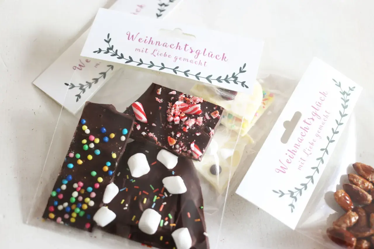 Selbstgemachte Schokolade mit Streuseln, Marshmallows und Pfefferminz, perfekt zum Schokolade per Post verschicken.