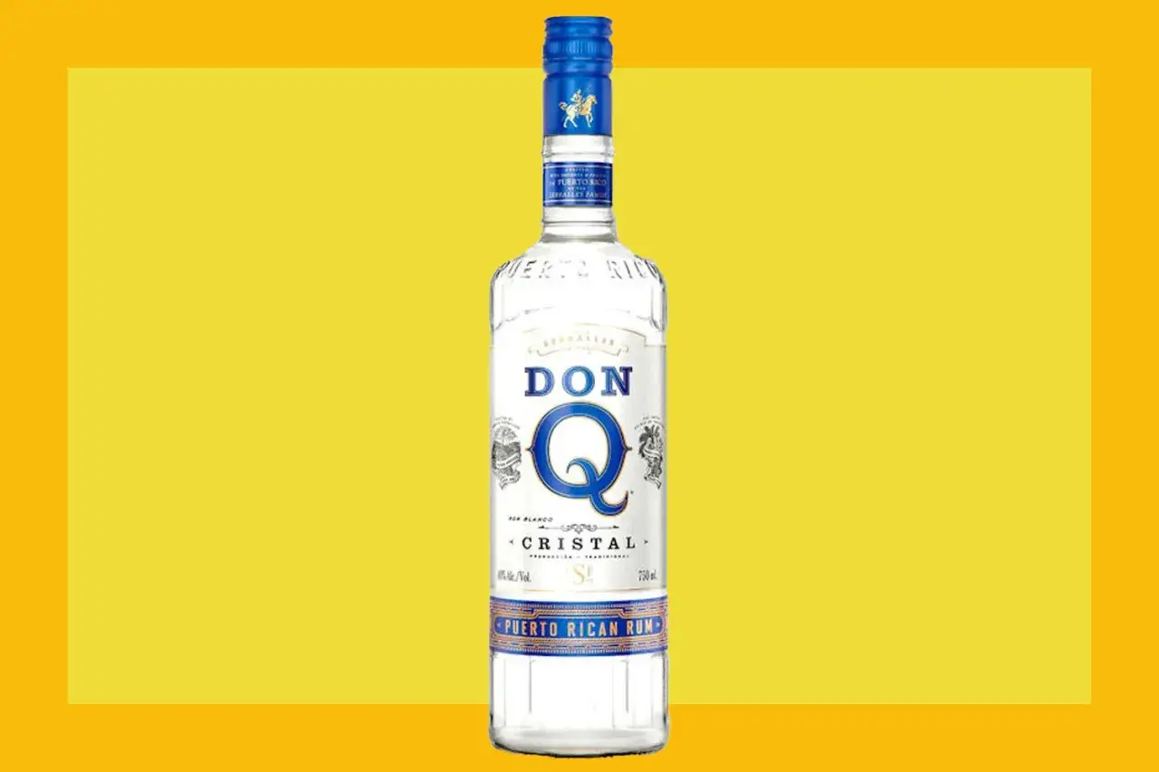 Don Q Cristal, der beste Rum für Mojitos, in einer Flasche auf gelbem Hintergrund.