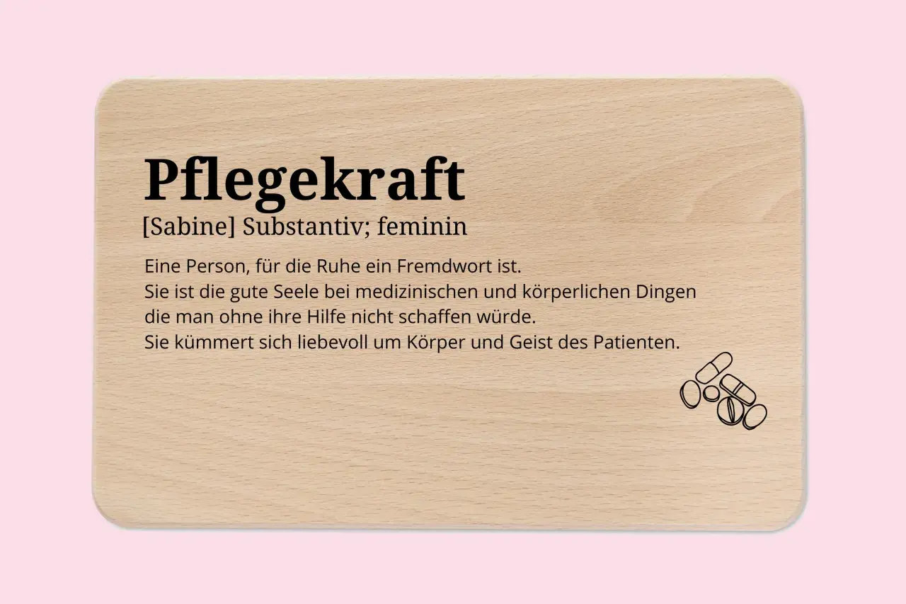 Holzbrett mit Definition von "Pflegekraft", die liebevoll um Patienten kümmert. Ein großes Dankeschön an das Pflegepersonal im Krankenhaus!