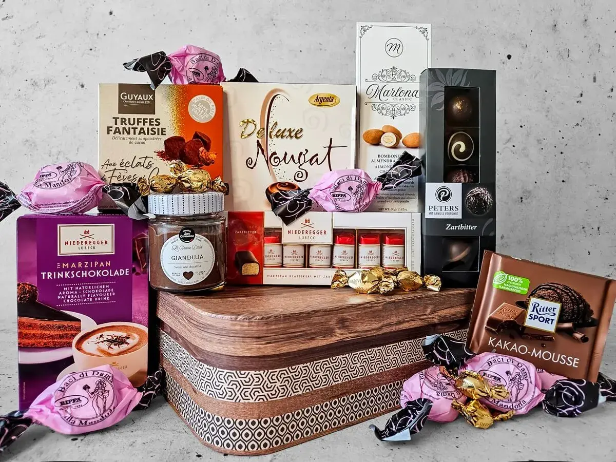 Ein liebevoll zusammengestellter Präsentkorb zum 90. Geburtstag, gefüllt mit erlesenen Pralinen, Gianduja und Schokolade.