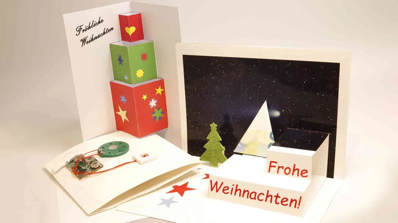 Bastelideen für 3D Weihnachtskarten: Pop-up-Karten mit Sternenhimmel, Geschenken und Soundmodul.