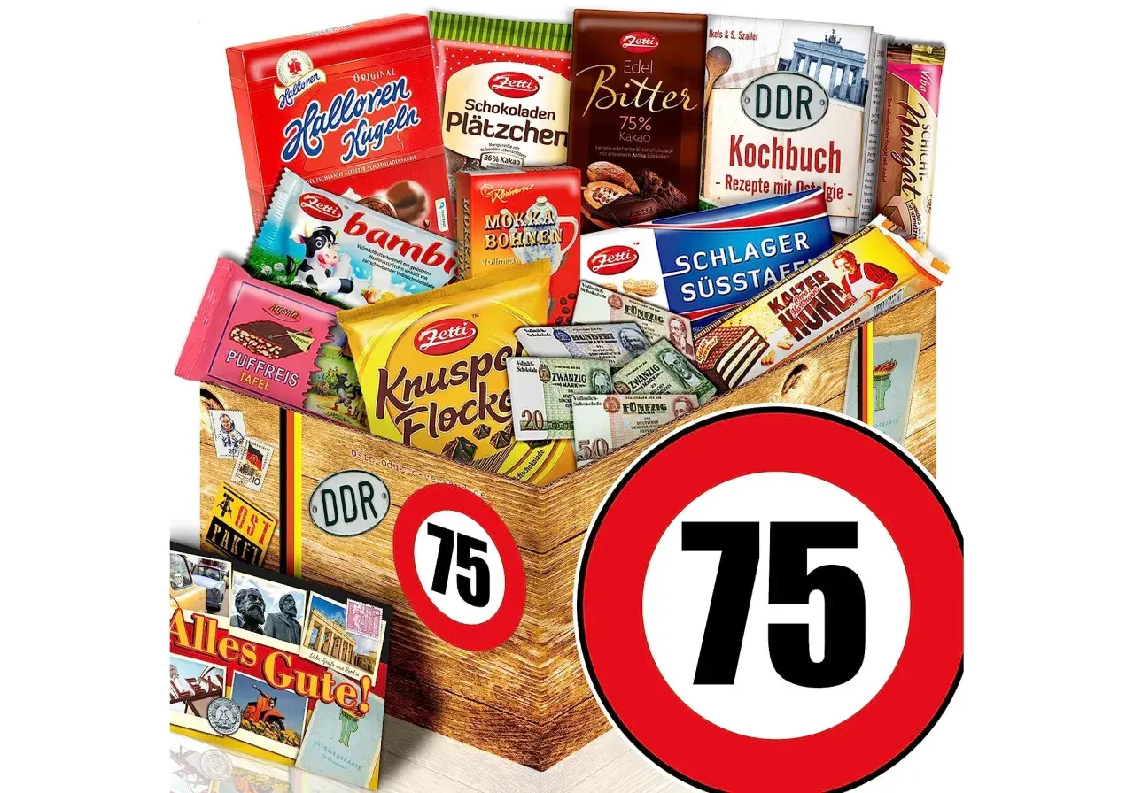 Ein liebevoll zusammengestelltes Geschenkpaket zum 75. Geburtstag eines Mannes, gefüllt mit Ostalgie-Süßigkeiten, DDR-Kochbuch und Erinnerungsstücken.