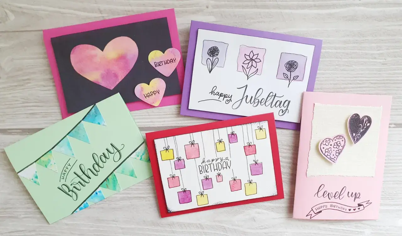 Bunte, selbstgemachte Karten mit Herzen, Geschenken und Blumen. Tolle Geschenkkarten Ideen zum Selbermachen für jeden Anlass.