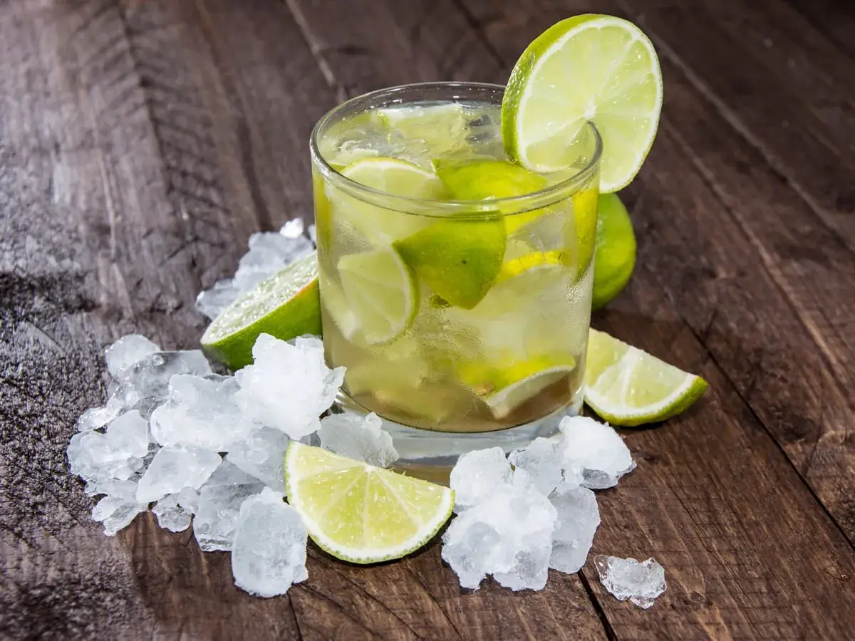 Erfrischender Caipirinha mit viel Eis und Limettenstücken. Der Caipirinha ist ein beliebter Caipirinha alkohol.