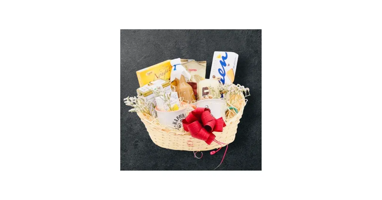 Ein liebevoll zusammengestellter Kaffee Geschenkkorb selber machen: Mit Nougat, Likör, Keksen und Tassen.