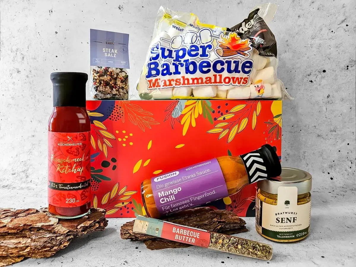 Ein toller Grill Geschenkkorb selber machen: Marshmallows, Ketchup, Senf, Steak-Salz und BBQ-Butter für den perfekten Grillabend.