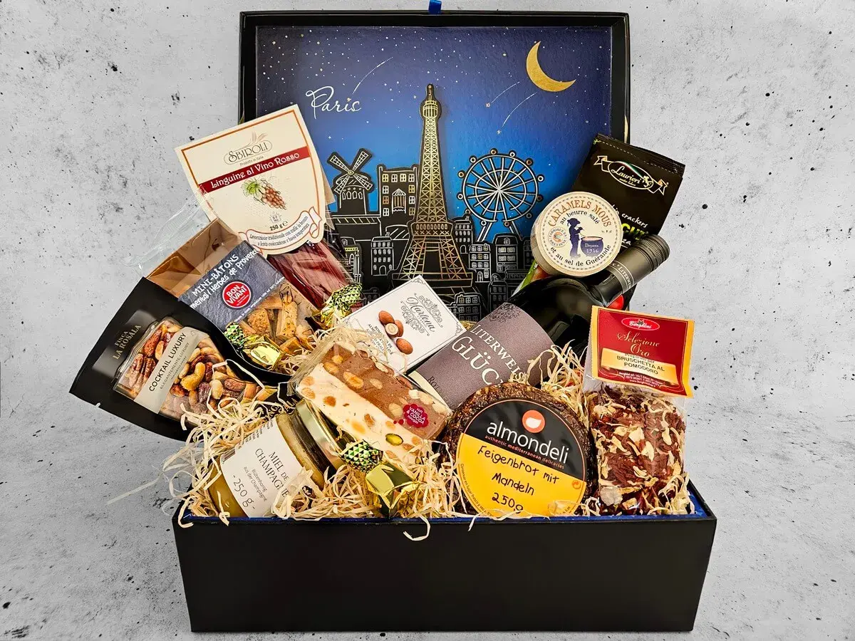 Eine liebevoll gepackte Geschenkbox mit kulinarischen Köstlichkeiten, ideal für Geburtstagsbox Ideen. Enthält Wein, Pasta, Feigenbrot, Nüsse und mehr.