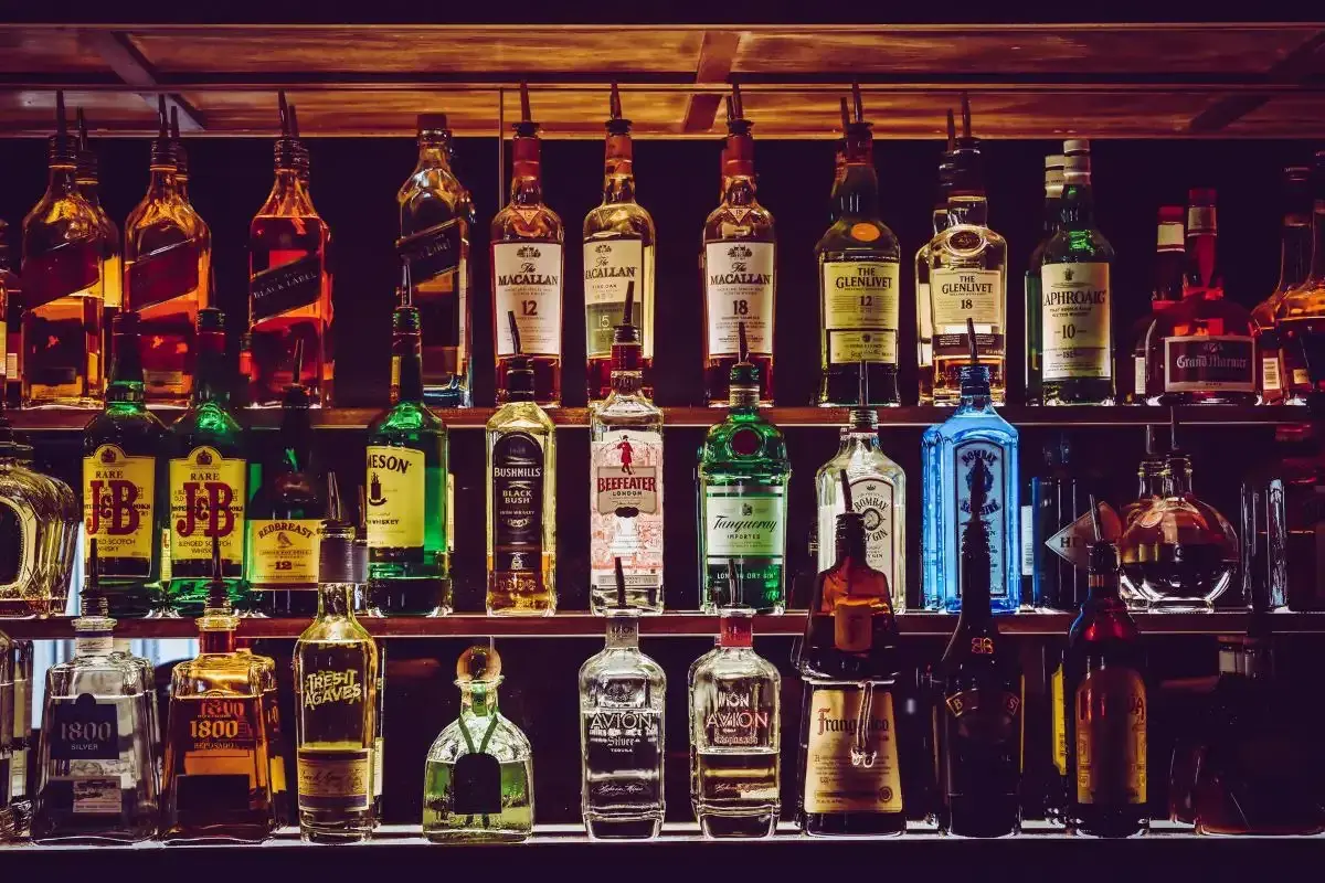 Regale voller Flaschen: Whisky, Gin und mehr. Was ist rum? Hier gibt es die Antwort in vielen Varianten.