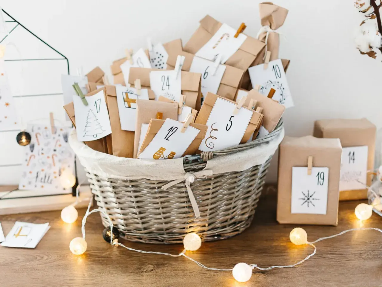 Korb voller Adventskalender-Päckchen mit Zahlen. Tolle Adventskalender Partner Ideen für DIY-Geschenke.