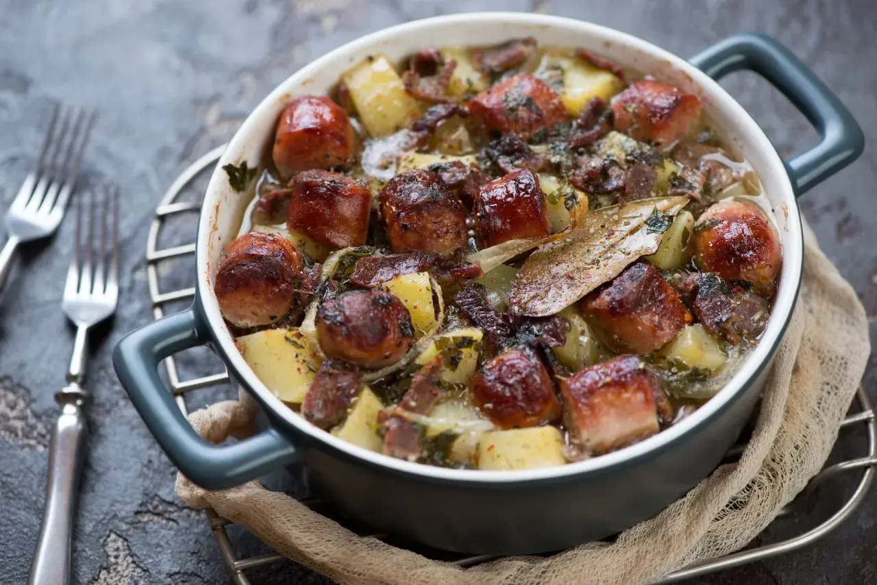Herzhaftes irisches Abendessen: deftiger Eintopf mit Kartoffeln, Würstchen und Kräutern, bereit zum Genießen.