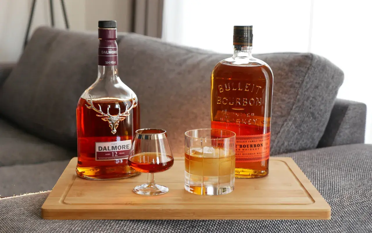 Vergleich von Scotch und Bourbon: The Dalmore Single Malt Scotch Whisky trifft auf Bulleit Bourbon.
