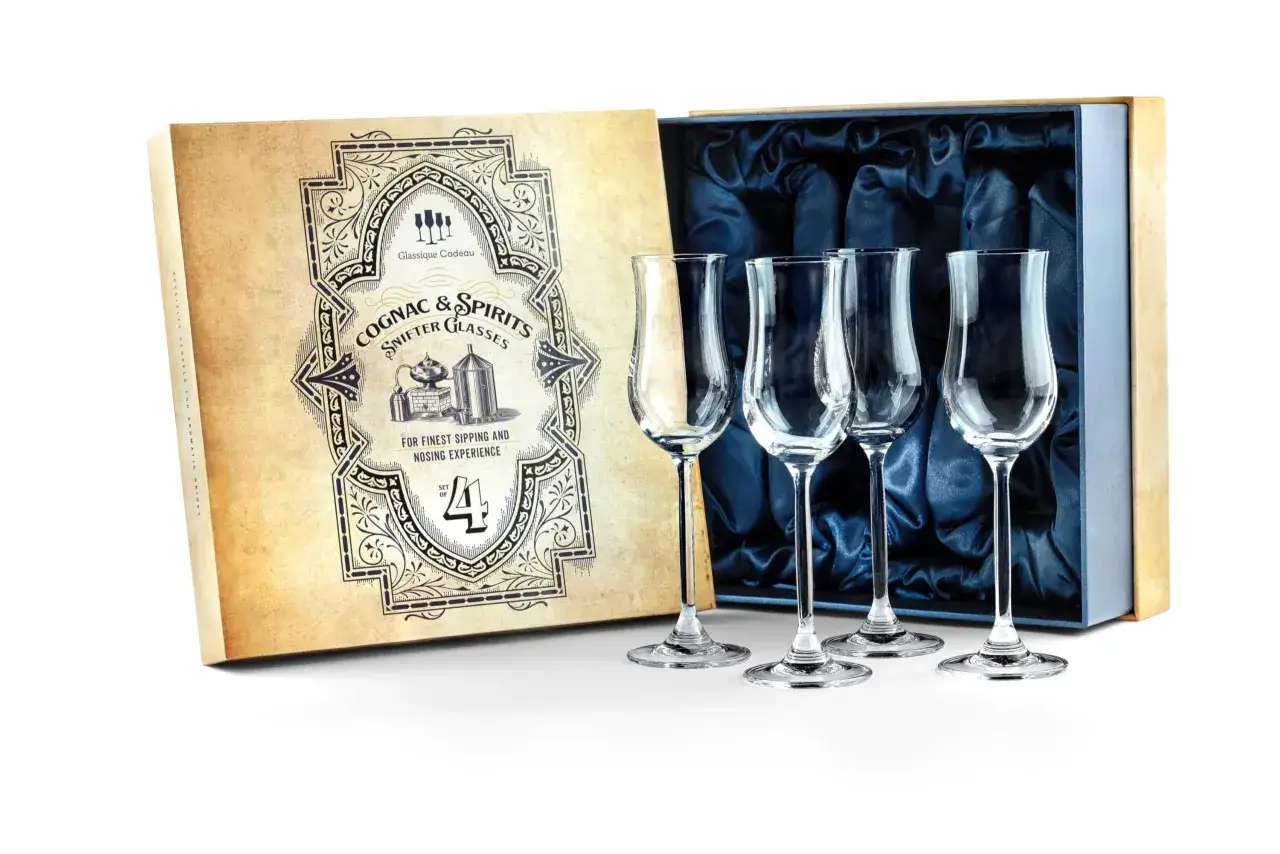 Set von 4 Cognac-Gl&auml;sern in einer Geschenkbox, perfekt, um Rum pur zu trinken und das Aroma zu genie&szlig;en.