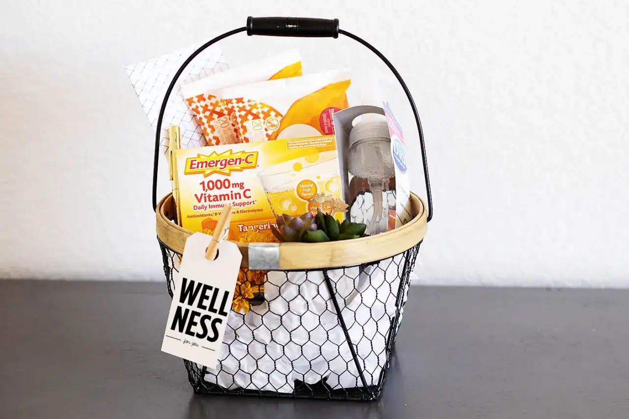 Ein liebevoll zusammengestellter Wellnesskorb selber machen mit Vitamin C, einer Trinkflasche und kleinen Sukkulenten.